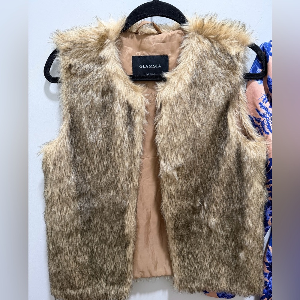 GLAMSIA Faux Fur Vest in Tan